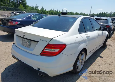 2013 Mercedes-Benz C 300 Luxury 4Matic/Sport 4Matic z USA, uszkodzony, nr VIN WDDGF8AB5DA884406